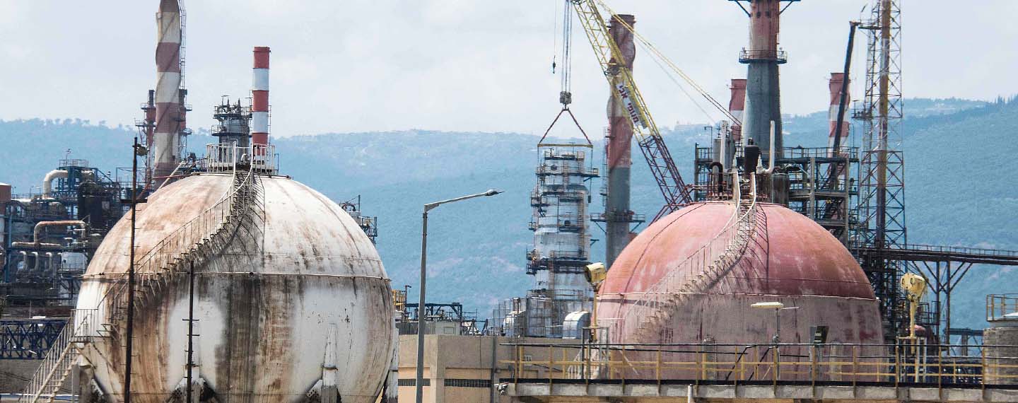 Tanques de gas de las refinerías de Haifa, ciudad portuaria del norte de Israel.