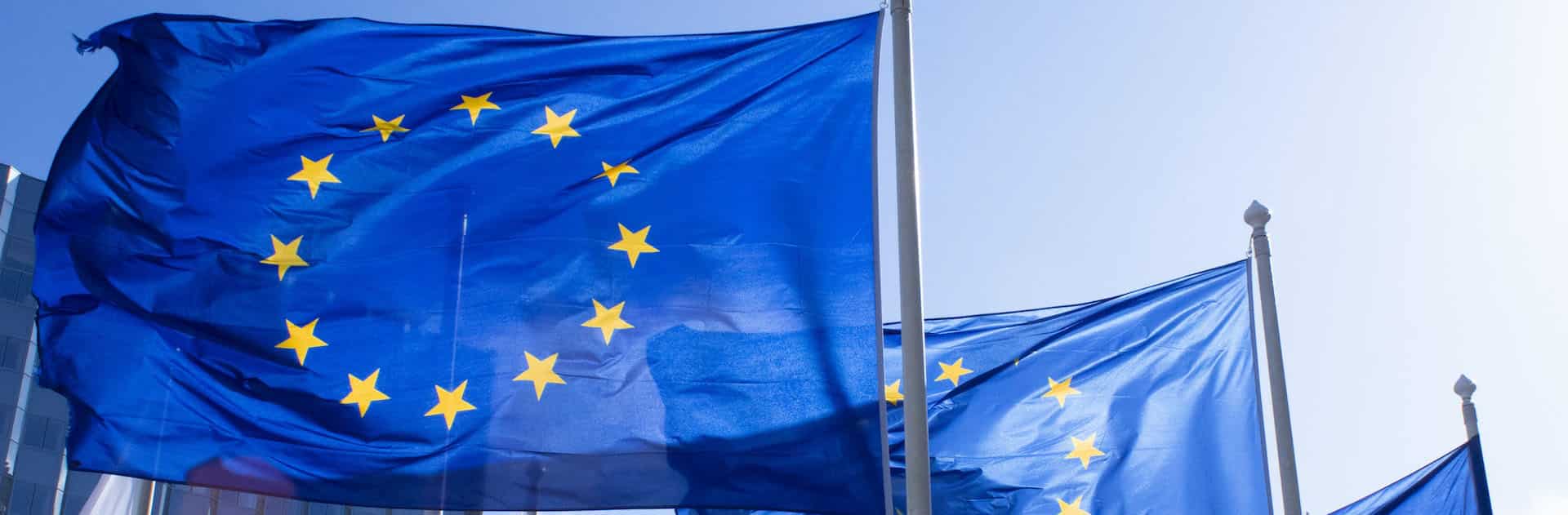 Tres banderas de la Unión Europea ondean en el el distrito financiero de La Défense en París, Francia. Equipo Europa