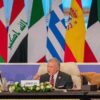 Intervención del rey de Jordania, Abdalá II (en el centro), durante la Cumbre de Paz de El Cairo, realizada en la Nueva Capital Administrativa al este de la capital egipcia, el 21 de octubre de 2023