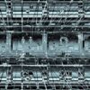Imagen en blanco y negro con íconos de internet, comunicación, comercio e industria sobre un fondo de circuitos electrónicos integrados y rejillas. Foto: PxHere (CCO Dominio público). UE