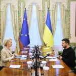 Ursula von der Leyen, presidenta de la Comisión Europea, y Volodímir Zelenski, presidente de Ucrania, se reúnen en Kyiv el 4 de noviembre para discutir el proceso de adhesión de Ucrania a la UE