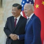 El presidente Joe Biden saluda y posa para una foto con el presidente chino Xi Jingping antes de su encuentro bilateral, el lunes 14 de noviembre de 2022, en el Mulia Resort en Bali, Indonesia. Foto oficial de la Casa Blanca por Adam Schultz