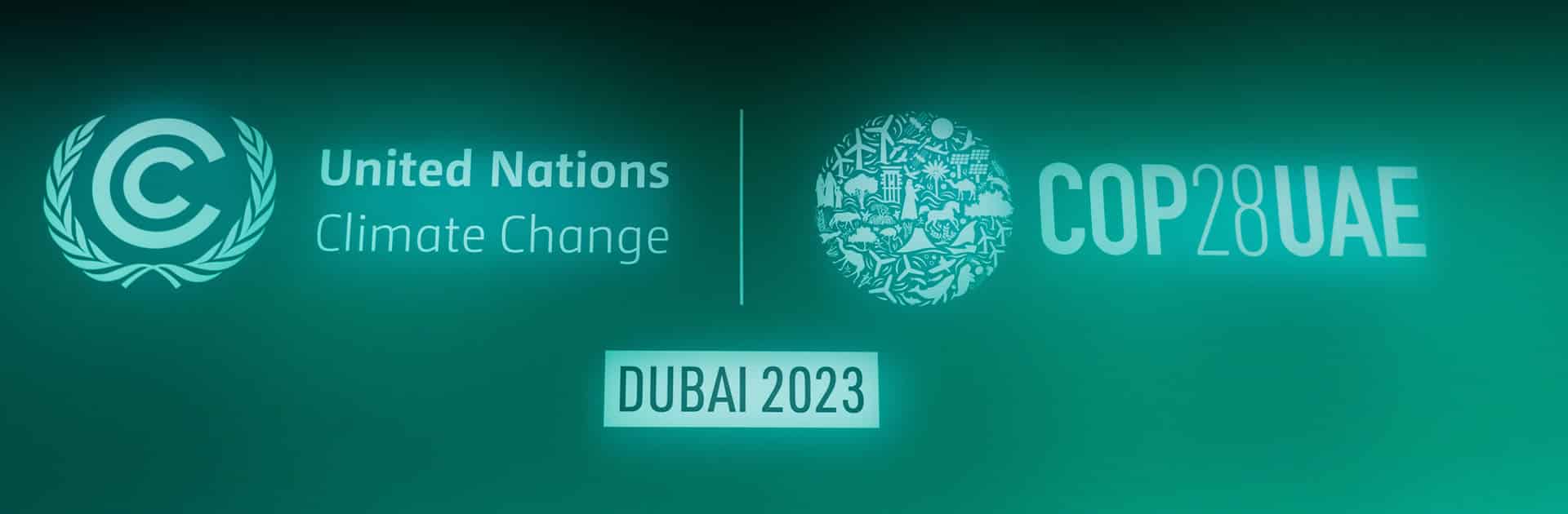Panel informativo de la COP28 y la UNFCCC en Dubái, Emiratos Árabes Unidos