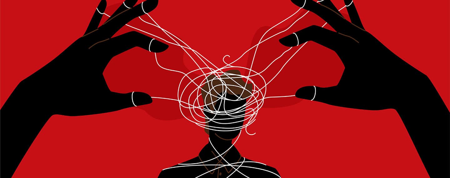 Siluetas de manos del maestro de marionetas sobre un fondo rojo con cuerdas blancas que se enrollan en una silueta masculina, simulando las cuerdas del control mental y la manipulación. Extremismo