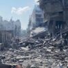 Palestinos inspeccionan los daños tras un ataque aéreo israelí en la zona de El-Remal, en la ciudad de Gaza, el 9 de octubre de 2023.