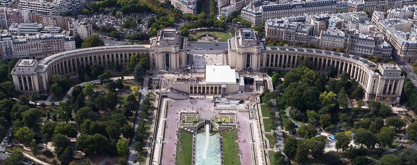 Palacio de Chaillot y los jardines del Trocadero desde la Torre Eiffel en París.