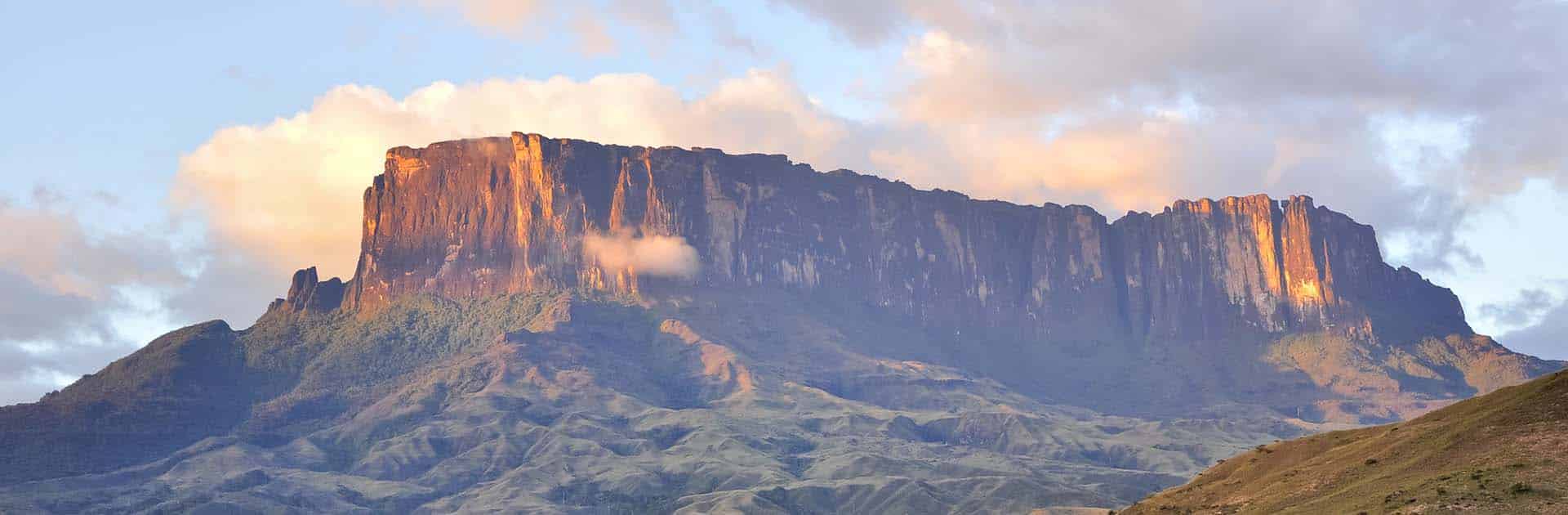 El tepuy Kukenán en el Parque Nacional Canaima en Venezuela. Junto al Roraima marcan la frontera entre Venezuela, Brasil y la zona en reclamación de la Guayana Esequiba. Foto tomada desde el campamento del río Tëk a las 5:20 p.m. Altura del tepuy: 2700-2800 metros