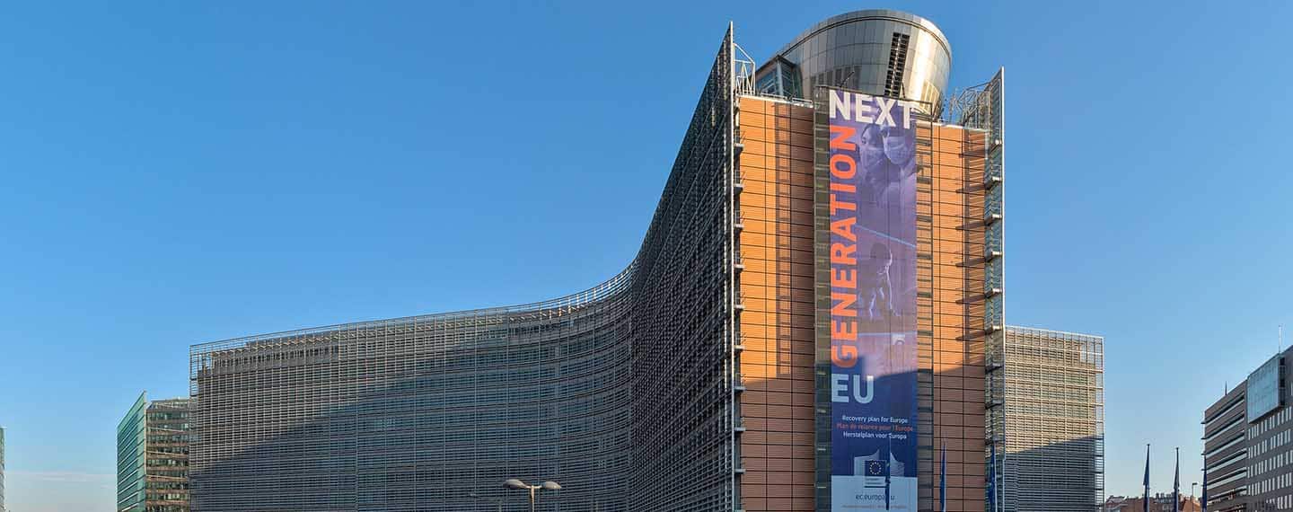 Imagen de la sede de la Comisión Europea en Bruselas (Bélgica) con una gran pancarta promocional de los fondos Next Generation EU de la Unión Europea. La foto fue tomada en agosto de 2020