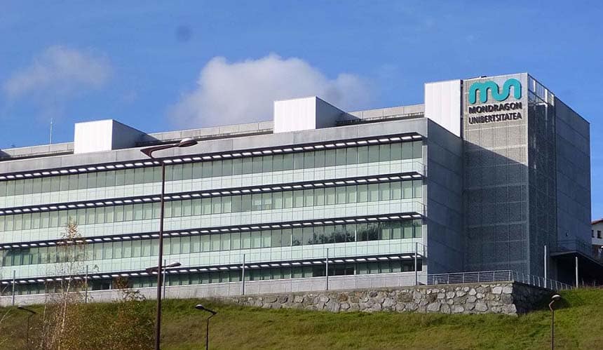 Sede de la Escuela Politécnica Superior (Goi Eskola Politeknikoa) de la Universidad de Mondragón, en el Campus de Mondragón (sede Garaia), en Arrasate/Mondragón, provincia de Gipuzkoa. Esta escuela es uno de los centros integrados de formación profesional pertenecientes al País Vasco