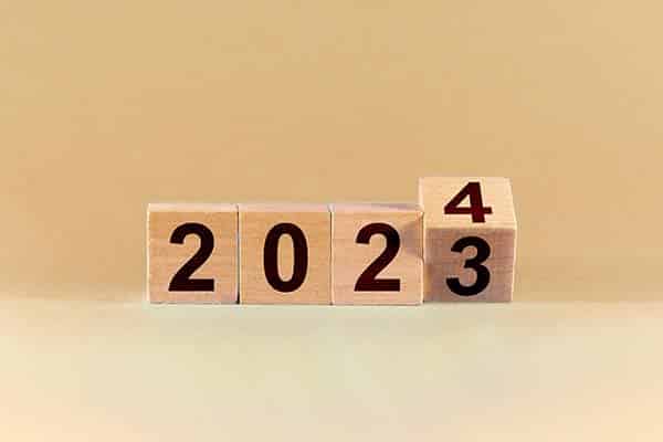 Concepto del final de 2023 y el nuevo comienzo en 2024. Cambio de 2023 a 2024 en cubos de madera. Elcano en 2023