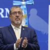 Bernardo Arévalo de León, presidente electo de Guatemala, aplaude en el plenario de la segunda reunión de transición realizada el 11 de septiembre de 2023. Al fondo el estandarte de la bandera del país