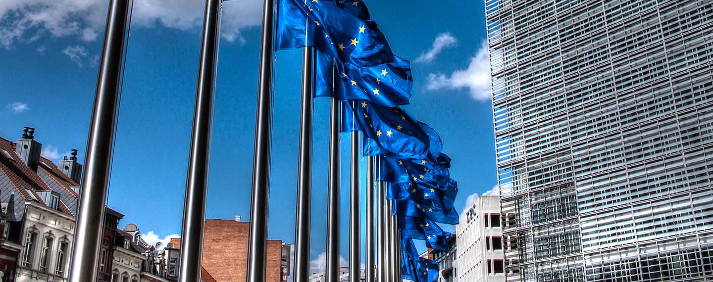 Banderas de la Unión Europea frente al edificio Berlaymont en Bruselas. Seguridad económica