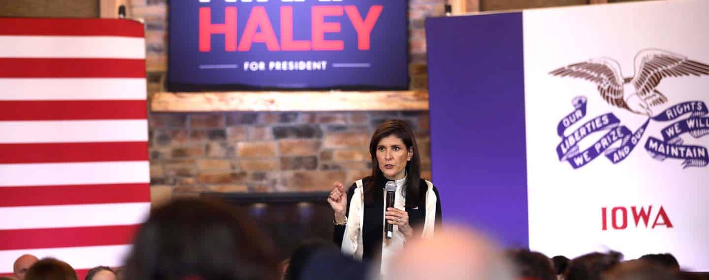 La exembajadora en Naciones Unidas y candidata de las primarias del Partido Republicano, Nikki Haley, habla con simpatizantes en un mitin de la campaña “Countdown to Caucus” en el Country Lane Lodge de Adel, en Iowa (EEUU), el 15 de enero de 2024