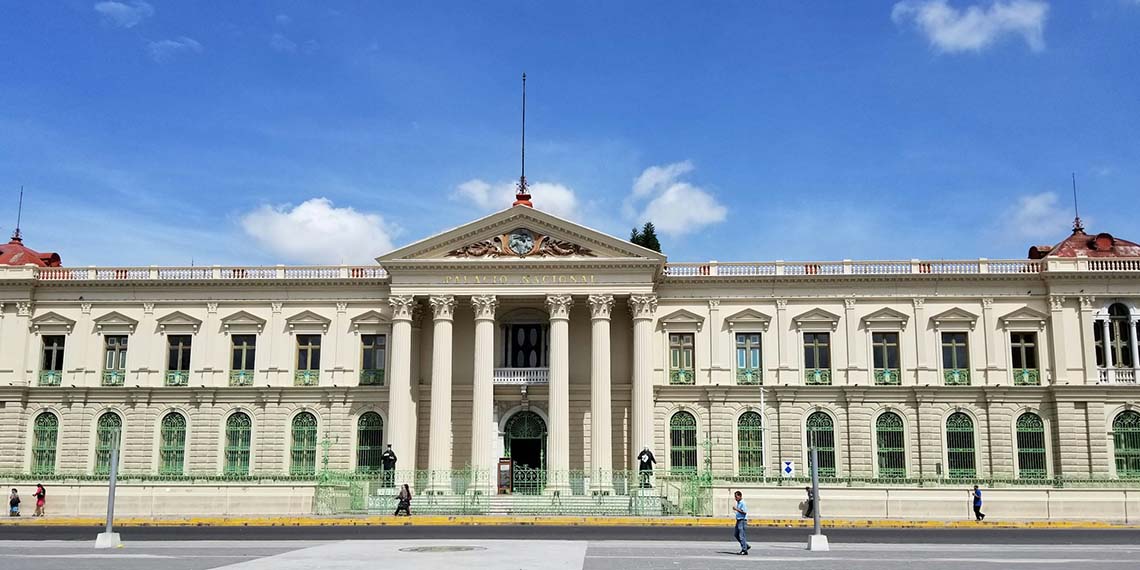 Fachada del Palacio Nacional de El Salvador, país con el que se inicia el ciclo de elecciones en América Latina en 2024
