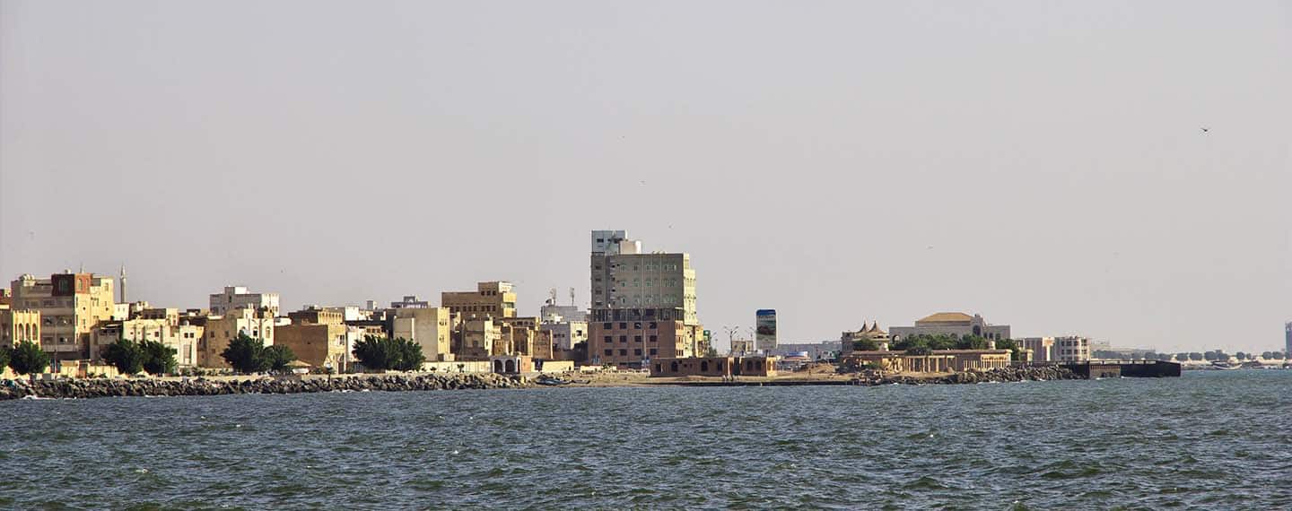 Imagen panorámica de la costa del mar Rojo en la ciudad de Hodeida (Yemen), en el estrecho de Bab el Mandeb