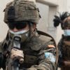 Soldados españoles e italianos se apilan durante un entrenamiento de operaciones urbanas dentro del ejercicio Steadfast Defender 2021 de la OTAN