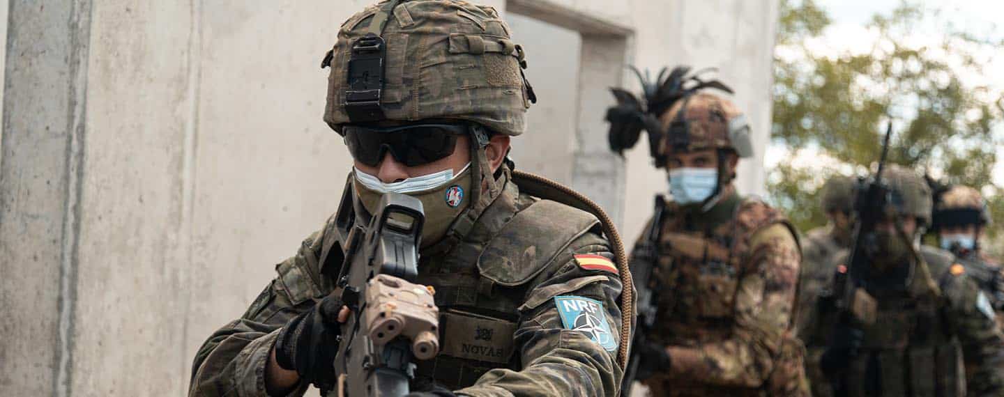 Soldados españoles e italianos se apilan durante un entrenamiento de operaciones urbanas dentro del ejercicio Steadfast Defender 2021 de la OTAN