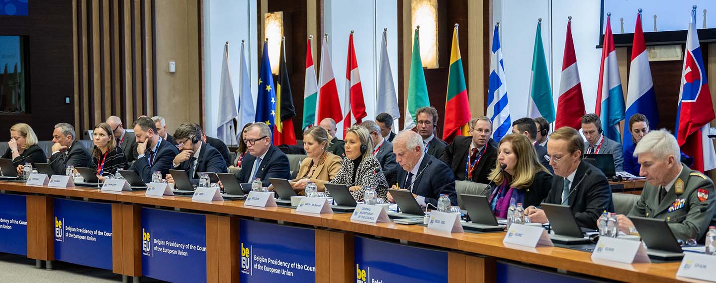 Plenario de la reunión informal de ministros de Defensa de la UE del pasado 31 de enero, en el Palacio de Egmont en Bruselas (Bélgica). En el centro Ludivine Dedonder, ministra de Defensa de Bélgica, y Josep Borrell, AV/VP de la UE. Operación Aspides