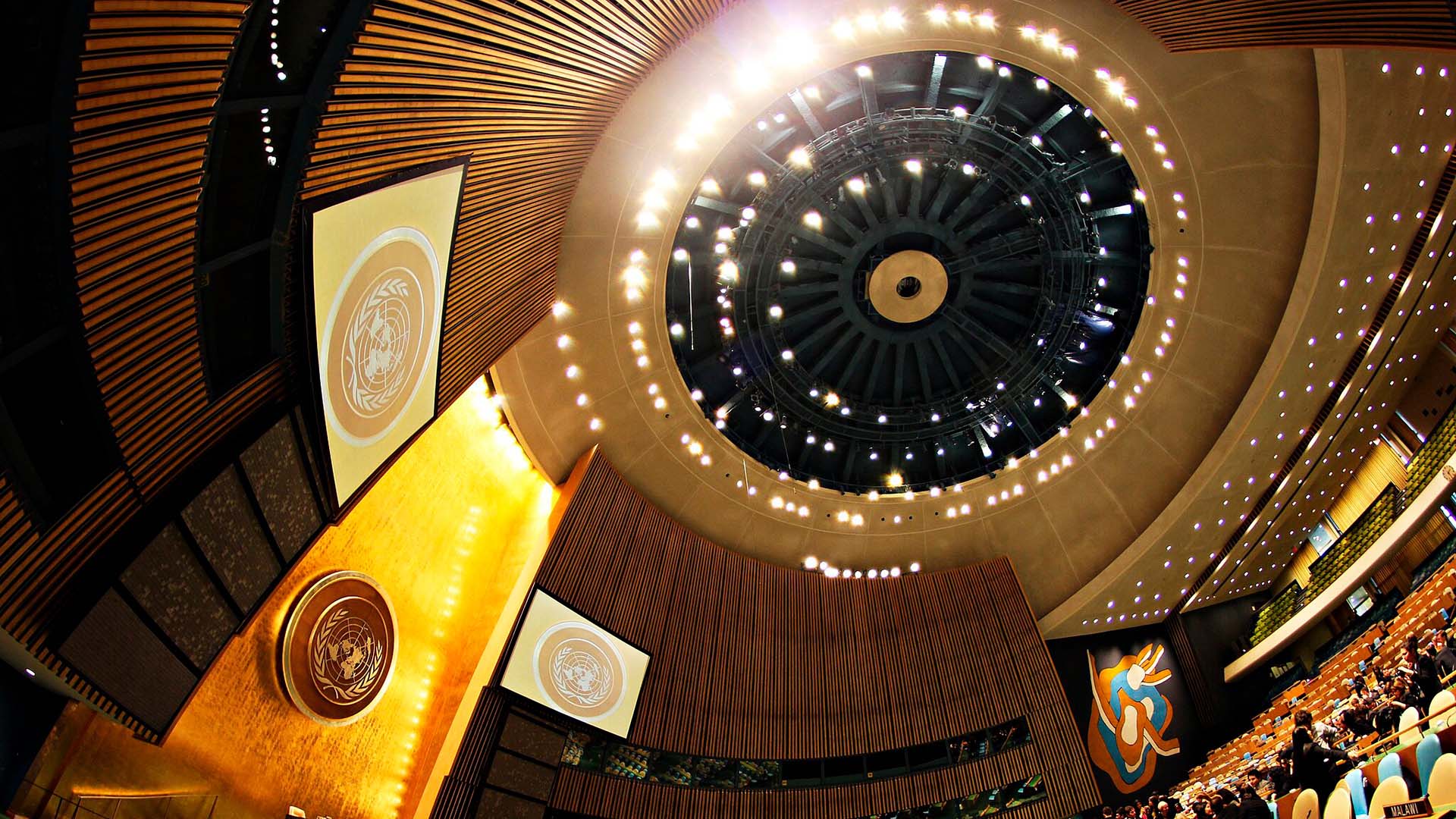 Vista de las paredes y parte de la cúpula del salón de la Asamblea General de las Naciones Unidas en la sede de la ONU en Nueva York. Geopolítica