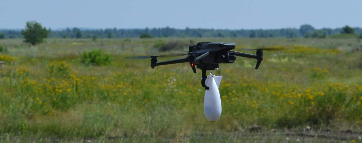 Militares ucranianos de la 17ª Brigada de Tanques muestran el uso del cuadróptero DJI Mavic 3 portando un dispositivo improvisado para lanzar “bombas”. Tecnología
