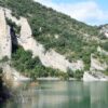 Imagen de montañas y vegetación del Embalse de Canelles ubicado entre las provincias de Hueca (Aragón) y Lleida (Cataluña) en España. Sequía
