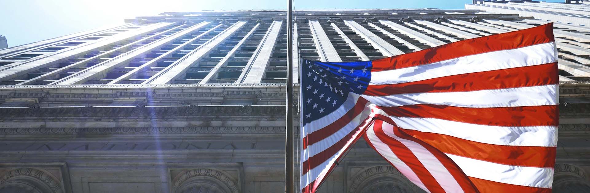 Bandera de Estados Unidos ondeando en un mástil en un edificio histórico en Chicago