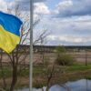 Una bandera de Ucrania ondeando junto a un puente sobre el río Irpin, al lado de Hostomel, en las afueras de Kyiv