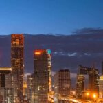 El distrito negocios de Pekín, también conocido como Beijing CBA, con las torres del China World Trade Center y China Zhun (o CITIC Tower) al atardecer. OMC