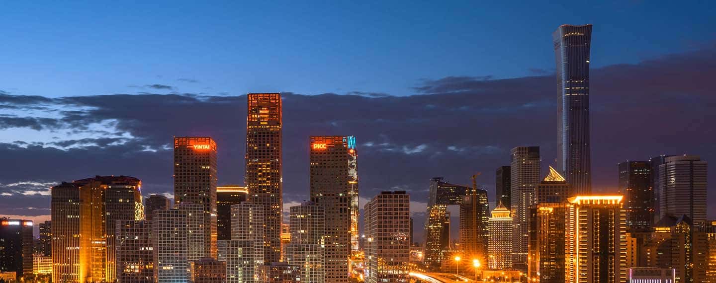 El distrito negocios de Pekín, también conocido como Beijing CBA, con las torres del China World Trade Center y China Zhun (o CITIC Tower) al atardecer. OMC
