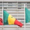 Tres banderas de Senegal en un edificio en Dakar