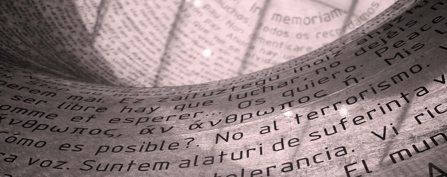 Foto del detalle de los textos del monumento a las víctimas del 11-M en Madrid, España, con un filtro de color rojo. Implicación de los yihadistas