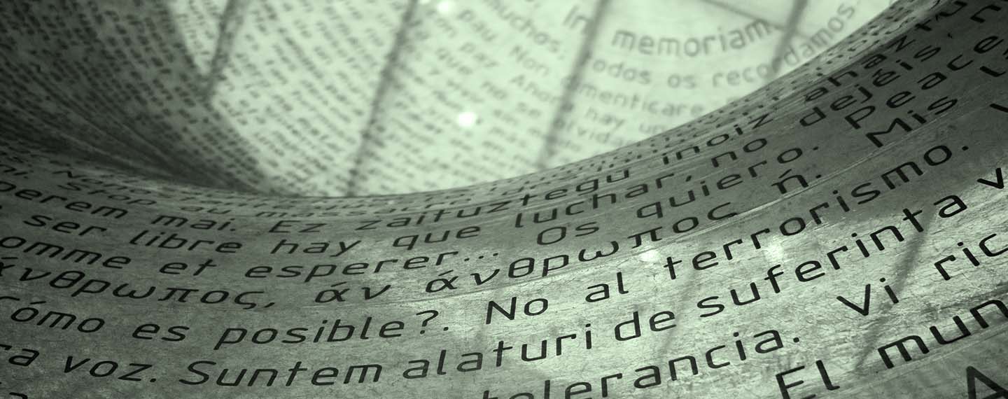 Foto del detalle de los textos del monumento a las víctimas del 11-M en Madrid, España, con un filtro de color verde. Yihadistas en España