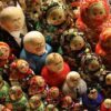 Un conjunto de muñecas matrioskas exhibidas en diagonal en un mercado en San Petersburgo, Rusia. En el centro las muñecas con imágenes de los líderes de Rusia y la URSS