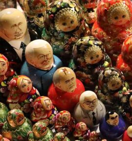 Un conjunto de muñecas matrioskas exhibidas en diagonal en un mercado en San Petersburgo, Rusia. En el centro las muñecas con imágenes de los líderes de Rusia y la URSS