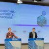 Margrethe Vestager y Valdis Dombrovskis, vicepresidentes Ejecutivos de la Comisión Europea, durante la rueda prensa sobre el paquete de Seguridad Económica, tras la reunión semanal de la Comisión von der Leyen