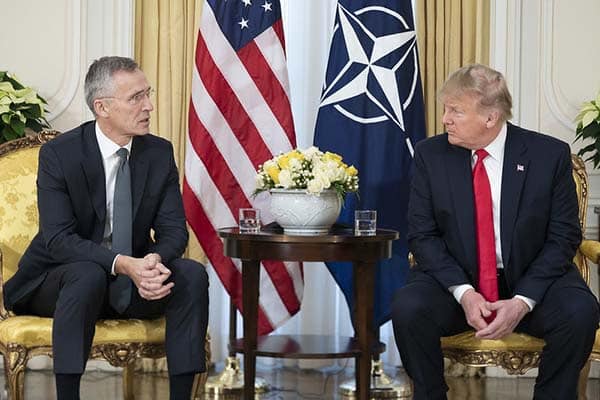 Donald Trump, entonces presidente de EEUU, y Jens Stoltenberg, secretario general de la OTAN, en Winfield House (Londres) en 2019. Foto: Shealah Craighead / Trump White House Archived (Dominio público)