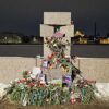 Recuerdo espontáneo a Alexéi Navalni en el monumento a las víctimas de la represión política en San Petersburgo, Rusia (16/02/2024). Foto: Gesanonstein (Wikimedia Commons / CC0)