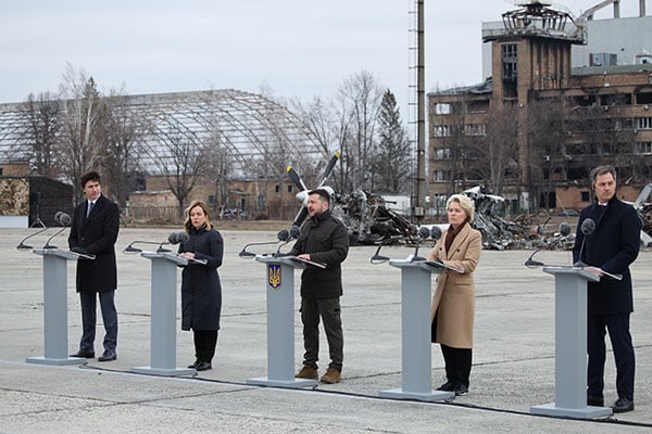 De izda. a dcha.: Justin Trudeau, Giorgia Meloni, Volodímir Zelenski, Ursula von der Leyen y Alexander de Croo durante la visita de la presidenta de la Comisión Europea a Kyiv el pasado 24 de febrero. Foto: Christophe Licoppe - EC Audiovisual Services / ©European Union, 2024. Europa