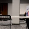 Mesas con personas ejerciendo su voto en un colegio electoral durante el supermartes del pasado 5 de marzo de 2024 en Little Rock, Arkansas (EEUU)