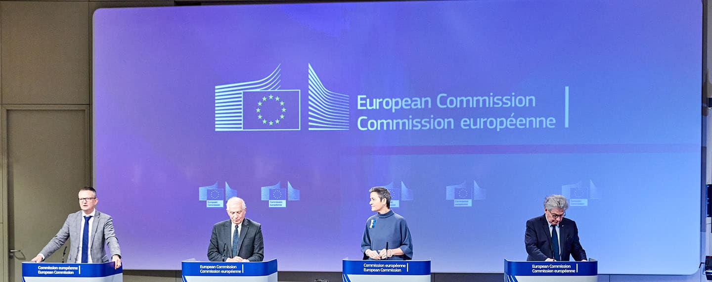 Reunión semanal de la Comisión von der Leyen sobre la Estrategia Industrial Europea de Defensa y el Programa Europeo para la Industria de Defensa, realizada el 5 de marzo de 2024 en Bruselas, Bélgica. De izquierda a derecha: Eric Mamer (portavoz jefe de la Comisión Europea), y los comisarios Josep Borrell Fontelles, Margrethe Vestager y Thierry Breton