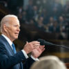 El presidente Joe Biden de pie ante el podio con un micrófono pronuncia su discurso sobre el Estado de la Unión, el martes 7 de febrero de 2023, en el hemiciclo del Capitolio de Estados Unidos en Washington, D.C. Fotografía oficial de la Casa Blanca por Adam Schultz