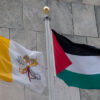 Las banderas de los dos Estados observadores ante la ONU, la Santa Sede (izquierda) y el Estado de Palestina (derecha), ondean en la sede de las Naciones Unidas en Nueva York. La bandera del Vaticano ondeó en la ONU por primera vez el 25 de septiembre, mientras que la del Estado de Palestina lo hizo el 30 de septiembre. La Asamblea General adoptó el 10 de septiembre de 2015 una resolución que permite que las banderas de los Estados observadores ondeen en la sede de la ONU y en sus oficinas en todo el mundo
