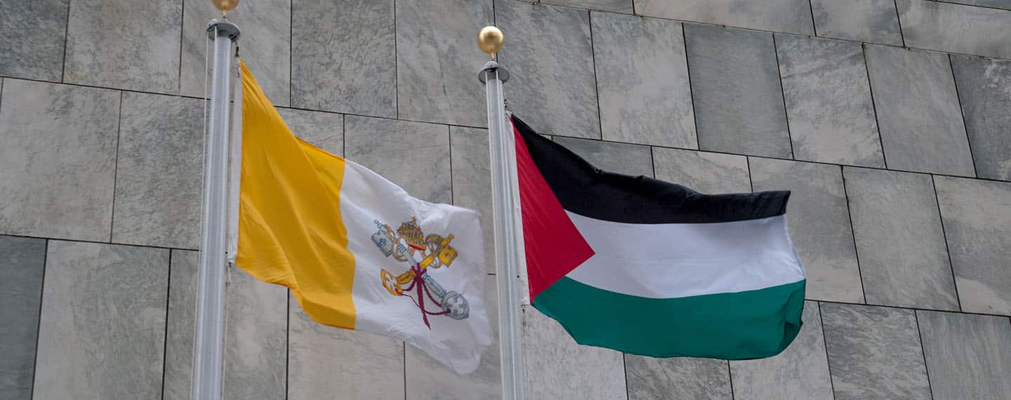 Las banderas de los dos Estados observadores ante la ONU, la Santa Sede (izquierda) y el Estado de Palestina (derecha), ondean en la sede de las Naciones Unidas en Nueva York. La bandera del Vaticano ondeó en la ONU por primera vez el 25 de septiembre, mientras que la del Estado de Palestina lo hizo el 30 de septiembre. La Asamblea General adoptó el 10 de septiembre de 2015 una resolución que permite que las banderas de los Estados observadores ondeen en la sede de la ONU y en sus oficinas en todo el mundo