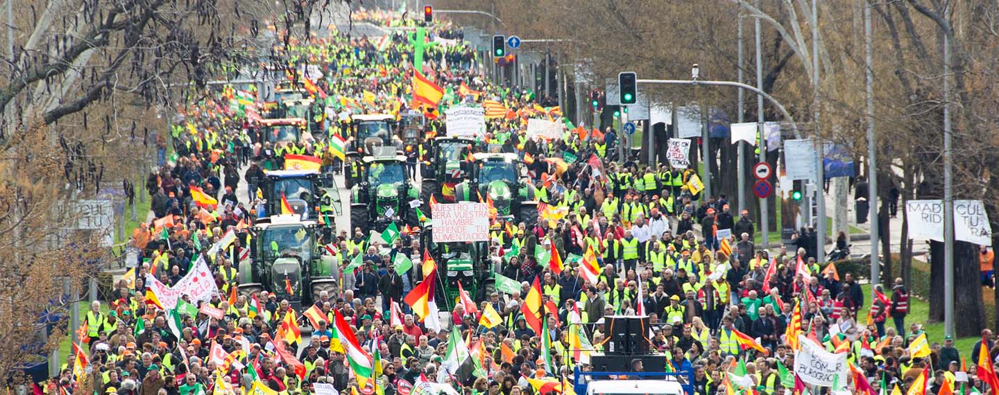 Tens of thousands of people on foot and waving flags, accompanied by more than 100 tractors coming from all the provinces, at the Spanish farmers protest in Madrid on 26 February 2024