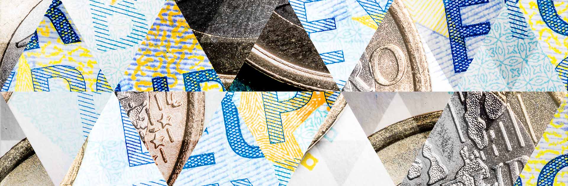 Fondo abstracto de mosaico de triángulos con monedas de un euro y billetes de 20 euros. Representación conceptual del modelo económico europeo
