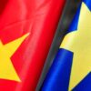 Detalle de las banderas de China (a la izquierda) y de la Unión Europea (a la derecha) donde se destaca la estrella amarilla en cada una de ellas. Geopolítica