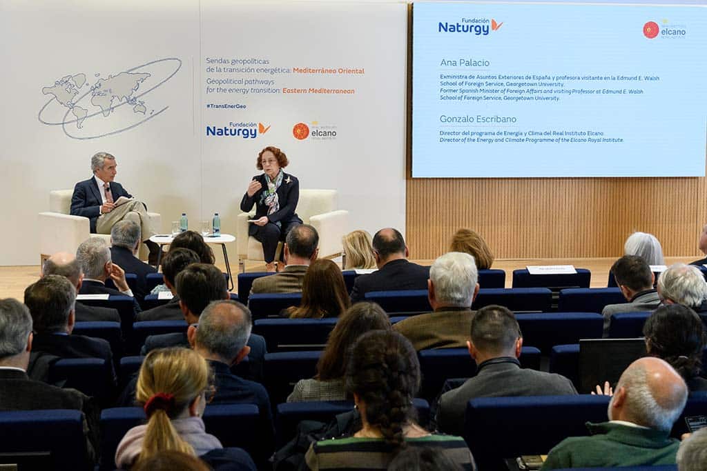Gonzalo Escribano y Ana Palacio durante la Jornada “Sendas geopolíticas de la transición energética: el Mediterráneo oriental”, del pasado 24 de abril, organizadas por el Real Instituto Elcano y la Fundación Naturgy