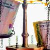 Detalle de una balanza sustentando pesos argentinos y dólares en los platillos. Fondo: Pantalla con gráfico cronológico de las subidas y bajadas de la bolsa.