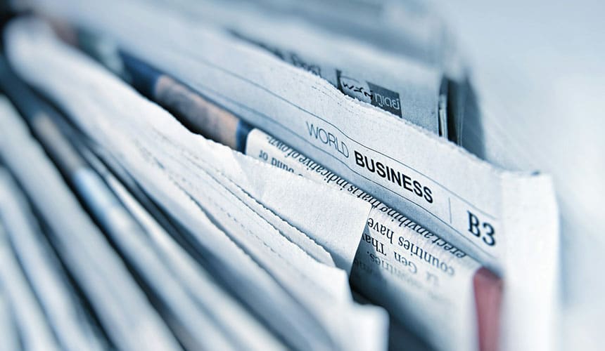 Diarios internacionales en varios idiomas colocados de forma vertical en un archivador