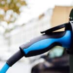 Un tapón de depósito enchufable utilizado para cargar y repostar un coche eléctrico en una estación eléctrica